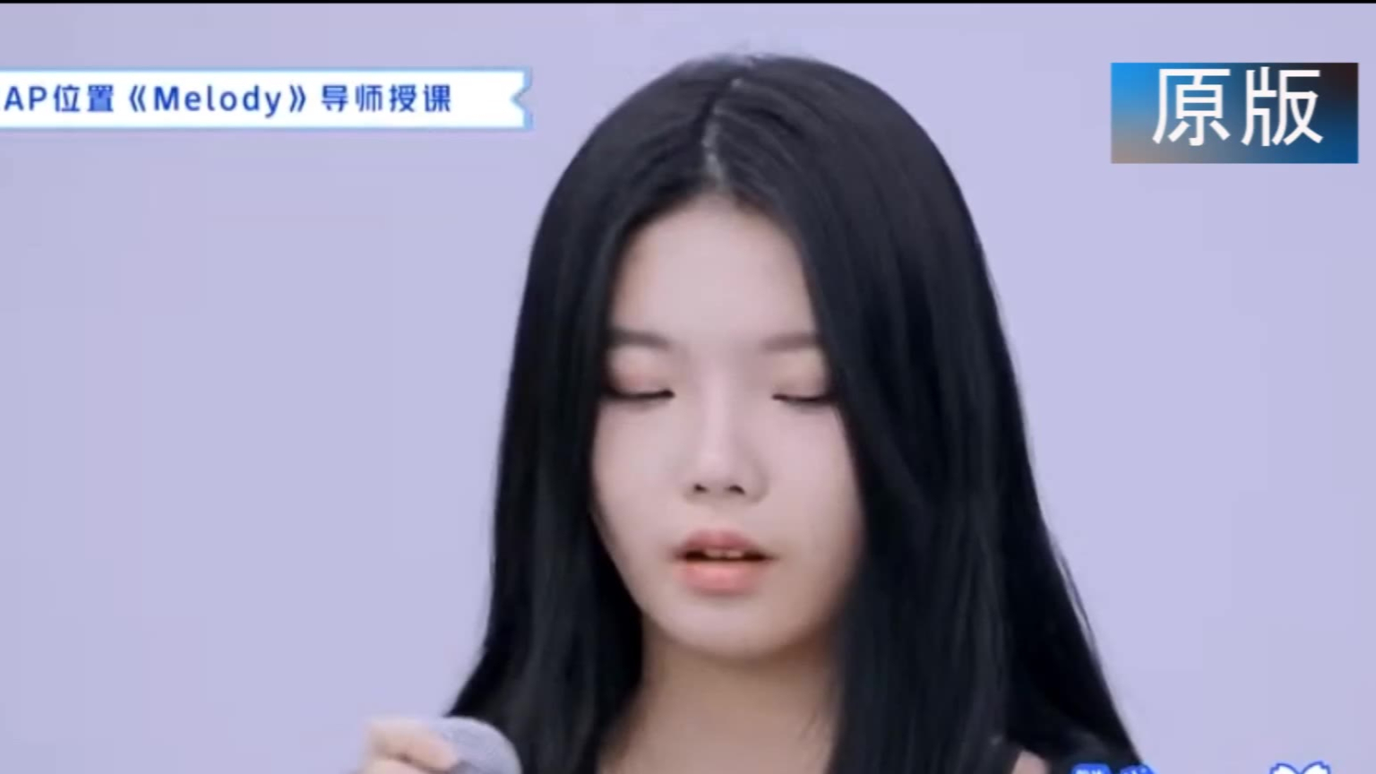淡黄的长裙蓬松的头发